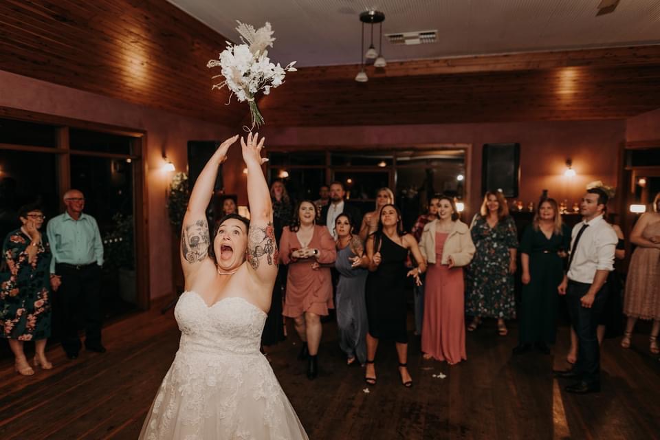 When to Do the Bouquet and Garter Toss at Your Wedding Reception